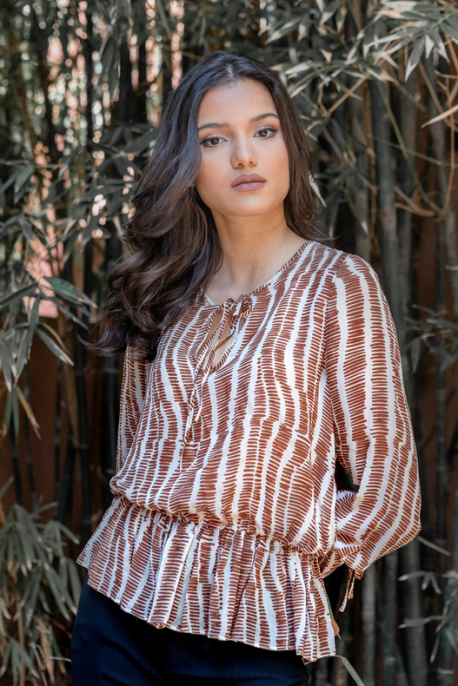 Blouse blanche à rayures marron