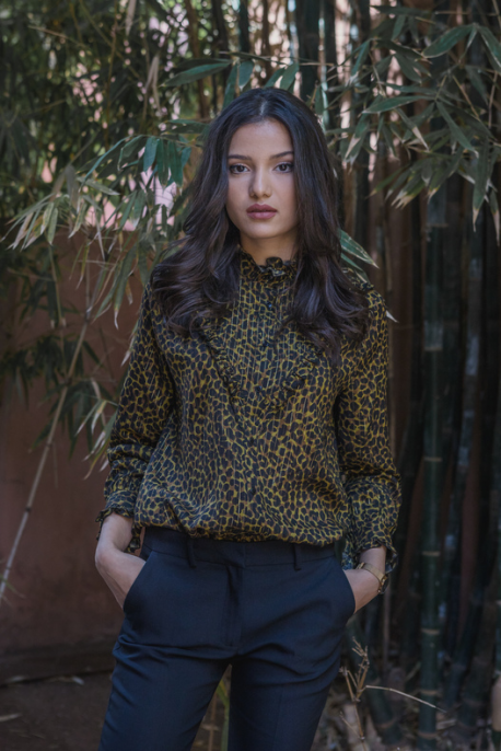 Chemise ornée de motifs noirs et jaunes pour un look original.