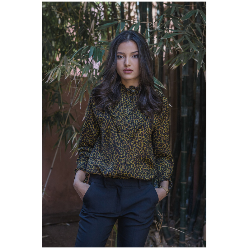 Chemise ornée de motifs noirs et jaunes pour un look original.