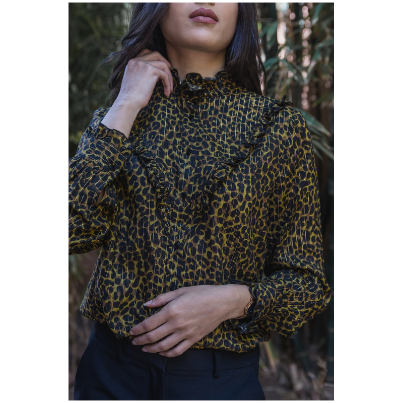 Détails de la chemise : Motifs noirs et jaunes sur fond coloré.