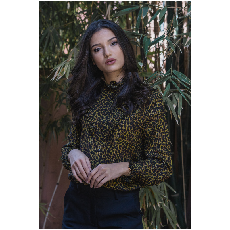 Chemise avec des motifs en noir et jaune : Un style dynamique.