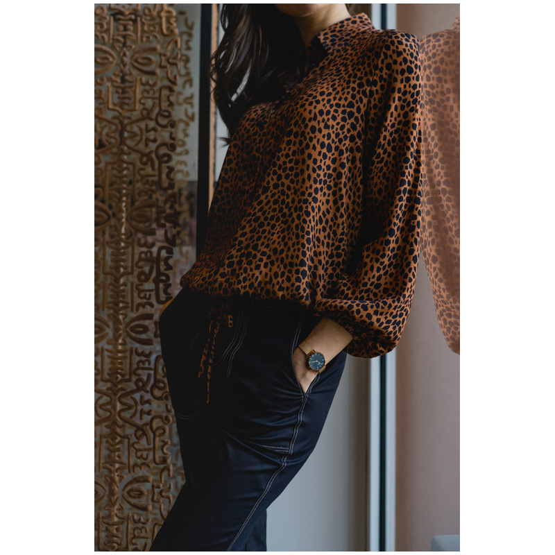 Détails de la chemise avec élastique marron et noir.