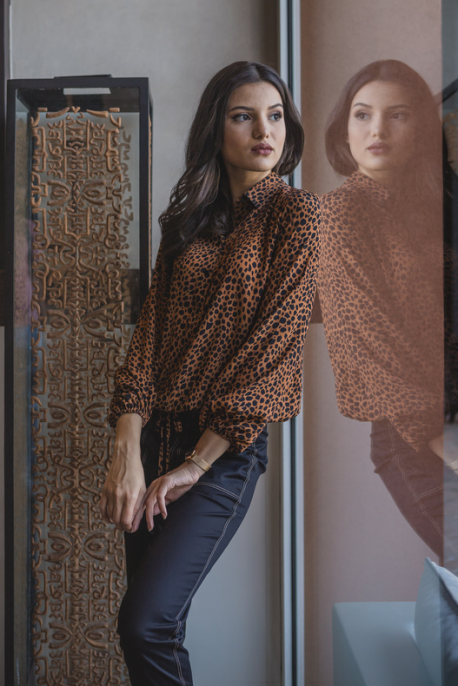 Chemise avec élastique de couleur brun et noir.