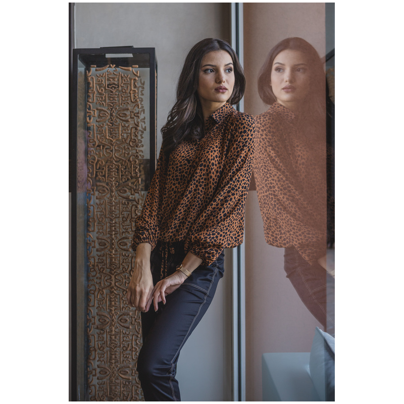 Chemise avec élastique de couleur brun et noir.