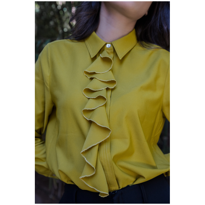 Détails de la chemise : Volants et couleur jaune foncé.