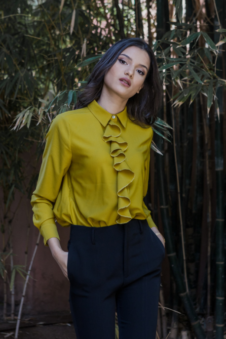 Chemise avec volants de couleur jaune foncé.