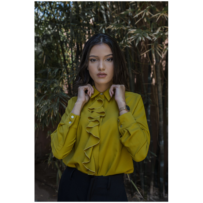 Chemise à volants jaune foncé pour un look sophistiqué.