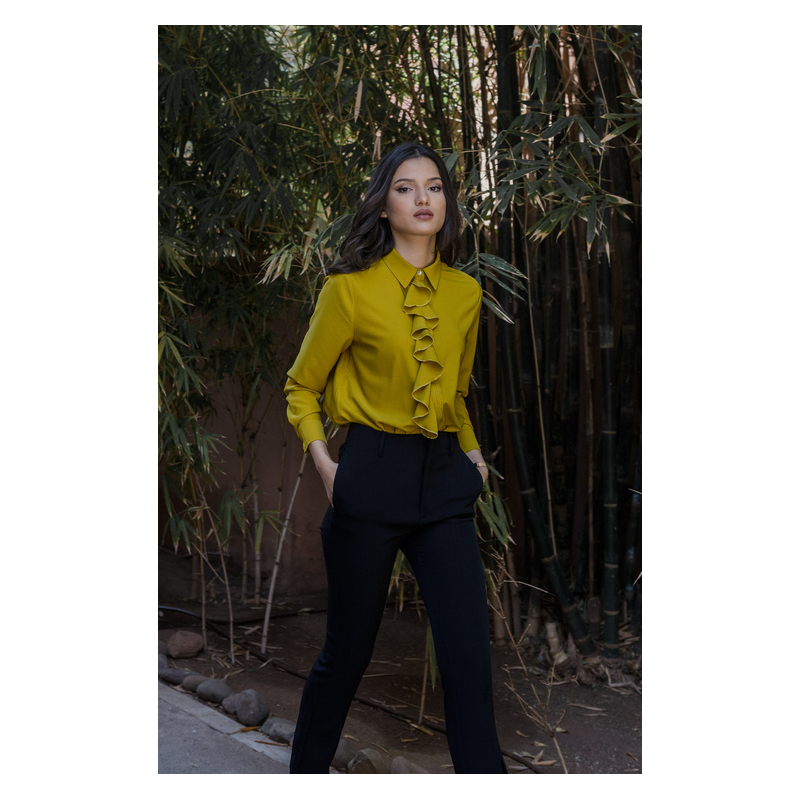 Chemise à volants en jaune foncé.