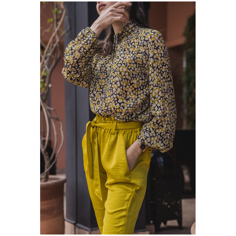 Blouse décorée en jaune, noir et blanc.