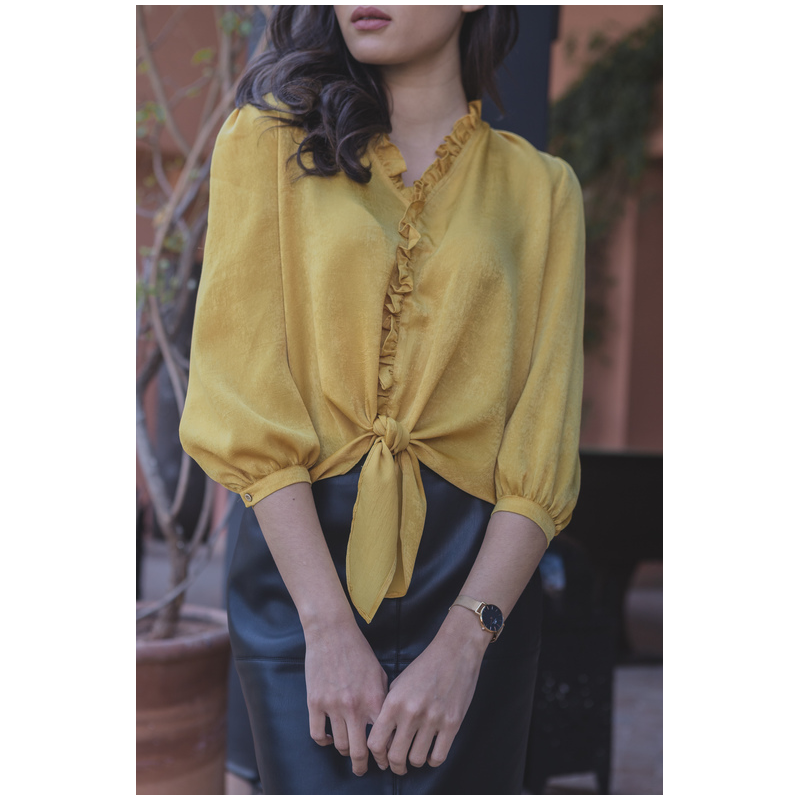 Blouse jaune avec col en V et nœud décoratif