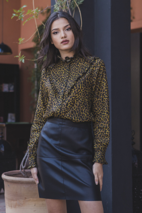 Jupe jaune avec des détails noirs pour femme : Un contraste élégant.