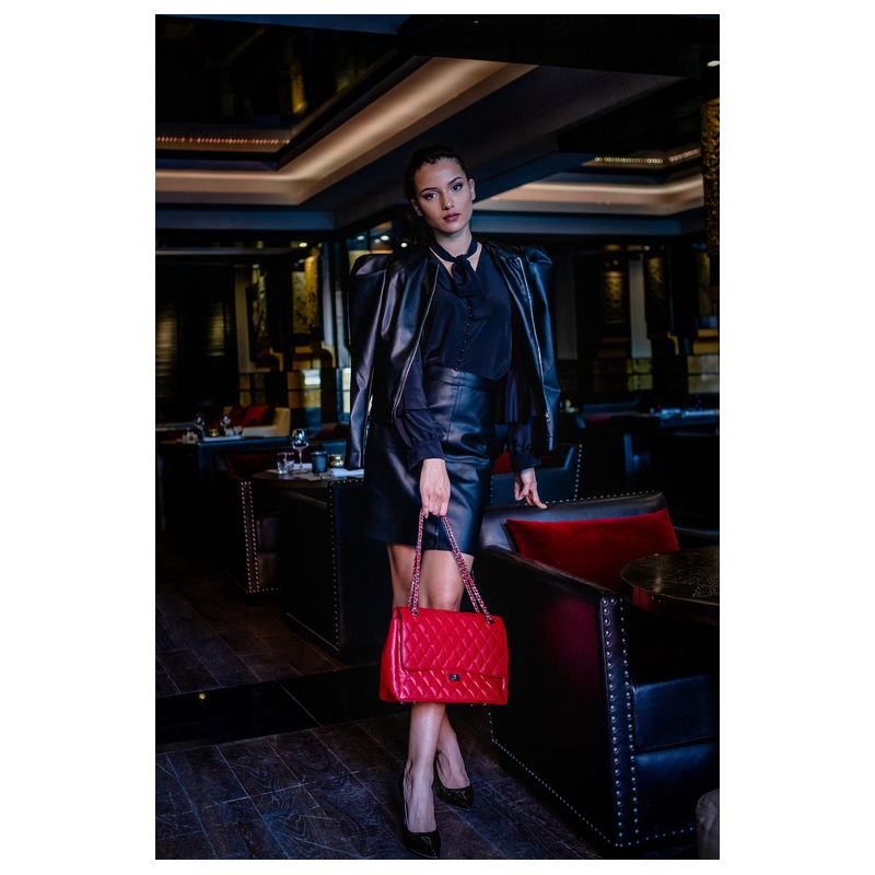 Jupe féminine dans une teinte de noir chic.