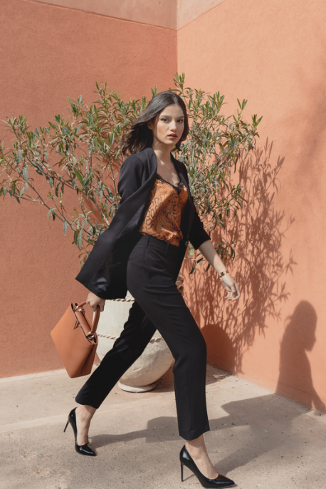 Pantalon droit noir pour femme.