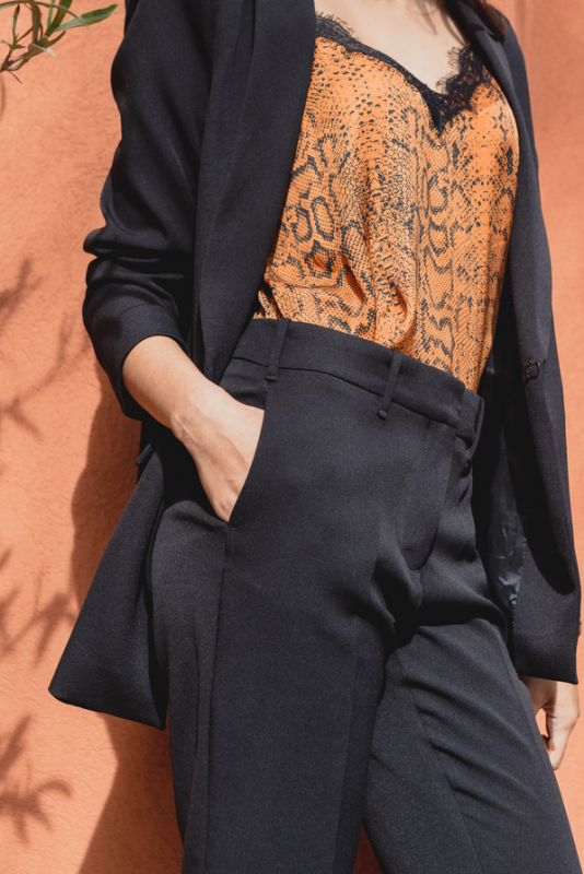 Pantalon droit noir pour femme.