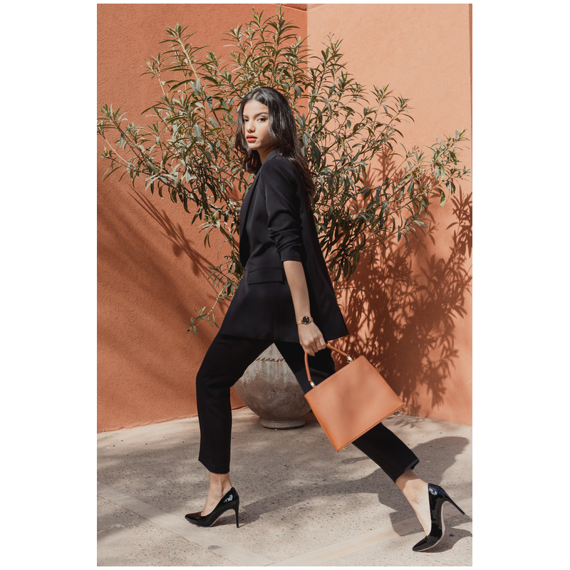 Pantalon de style droit de couleur noire pour femmes.