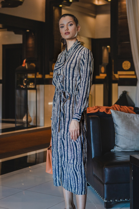 Robe imprimée en blanc et noir pour femmes, un style chic et contrasté.