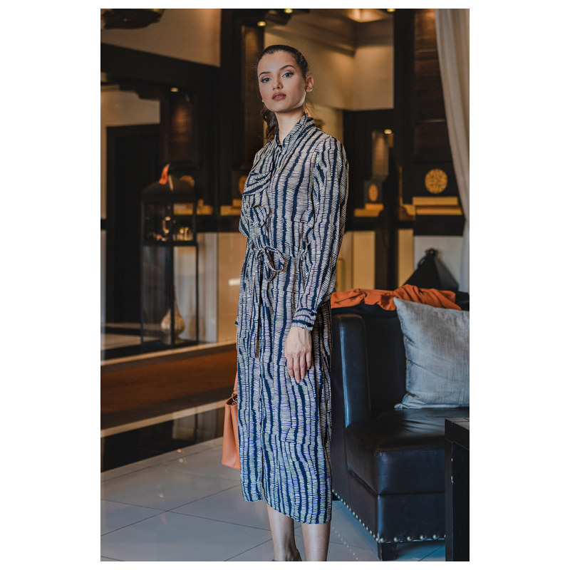 Robe imprimée en blanc et noir pour femmes, un style chic et contrasté.