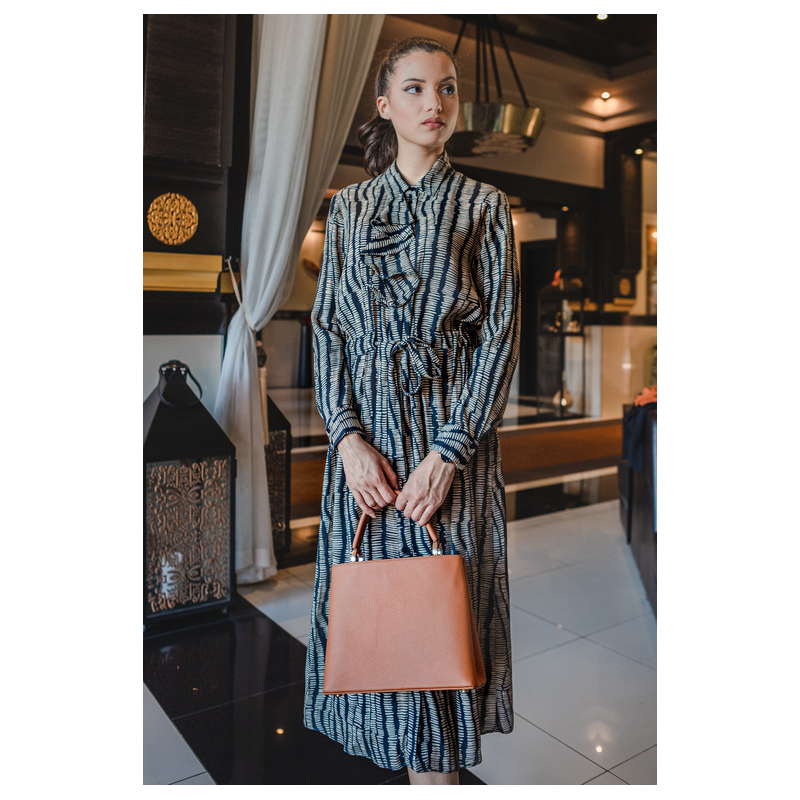 Robe à volant avec motif en noir et blanc, pour un look audacieux et tendance.