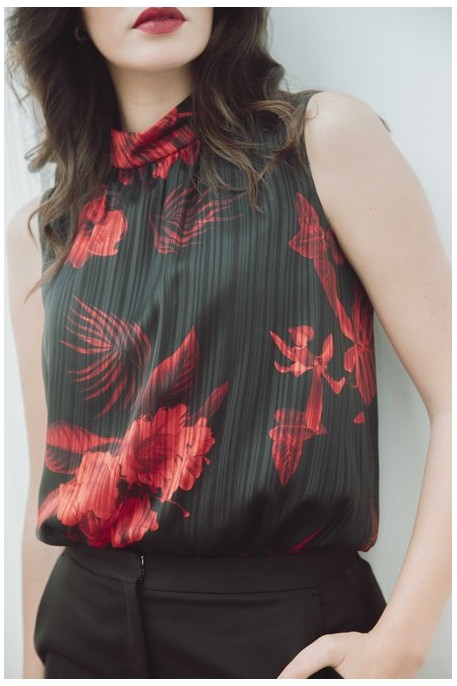 Blouse noire ornée d'art rouge: Une touche de créativité.