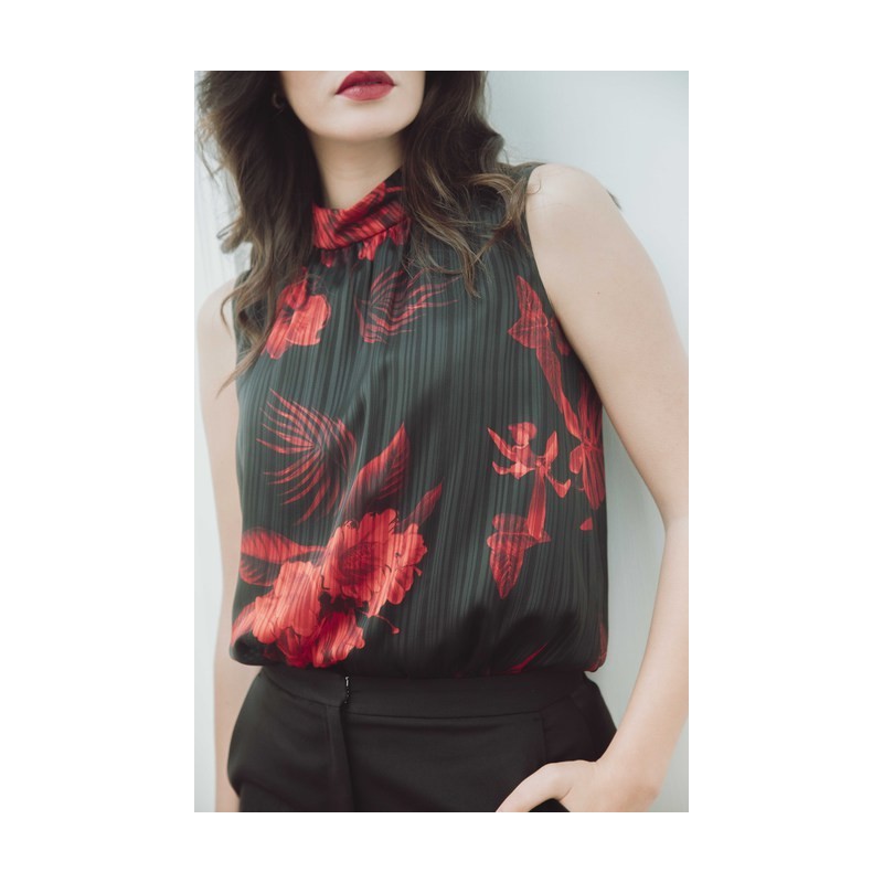 Blouse noire ornée d'art rouge: Une touche de créativité.
