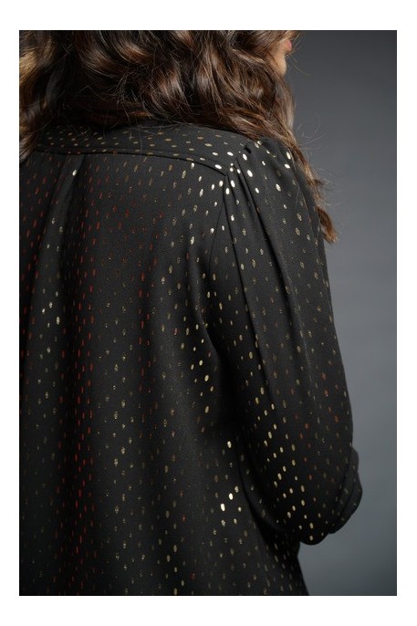 Chemise noire double boutonnage : élégance intemporelle pour toutes les occasions.