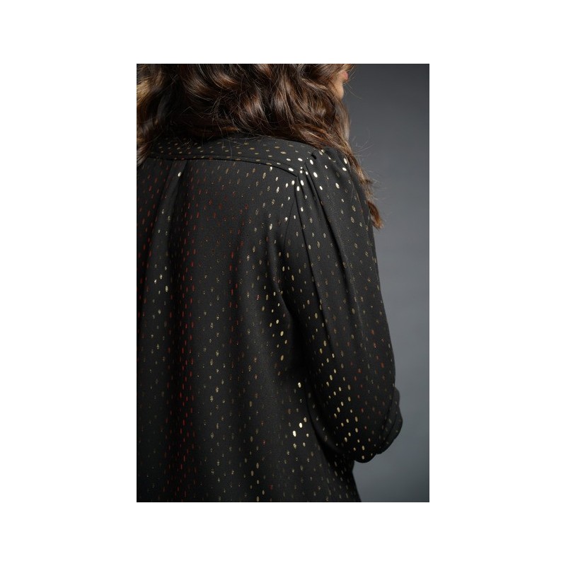 Chemise noire double boutonnage : élégance intemporelle pour toutes les occasions.