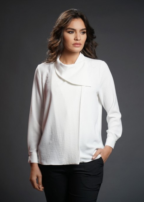 Chemise blanche au style unique.