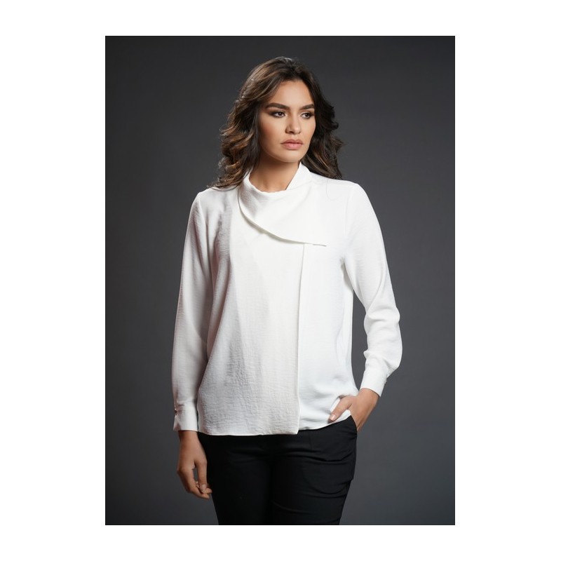 Chemise blanche au style unique.