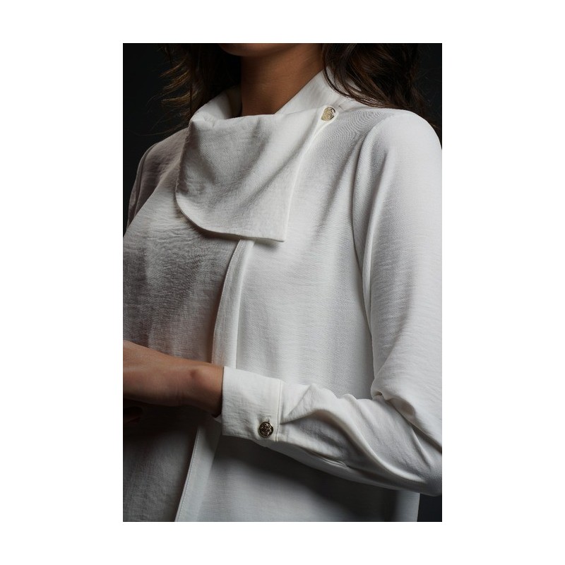 Haut blanc avec un look différent.