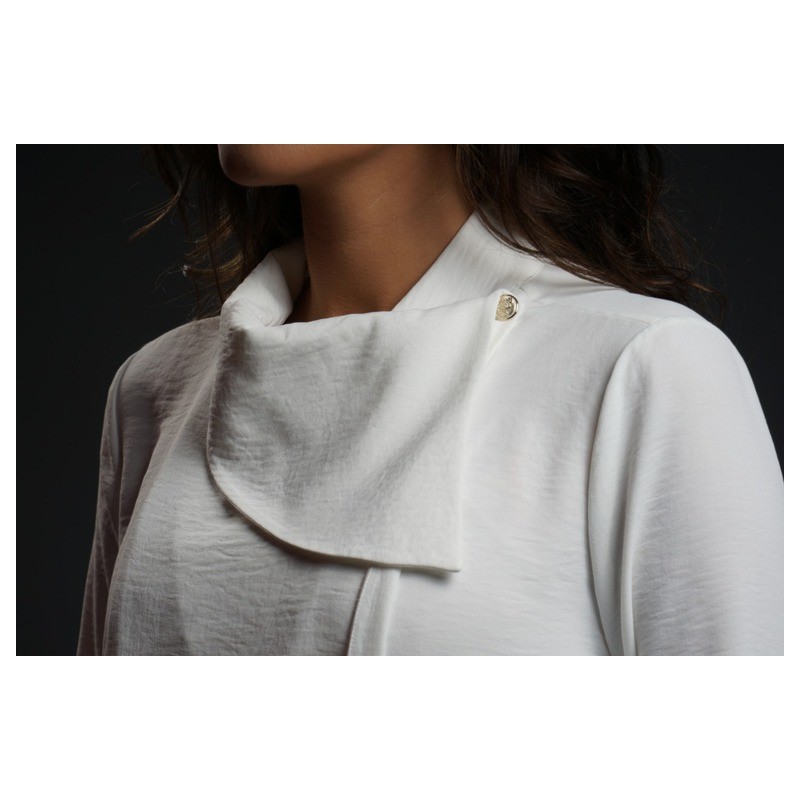 Détails de la chemise blanche