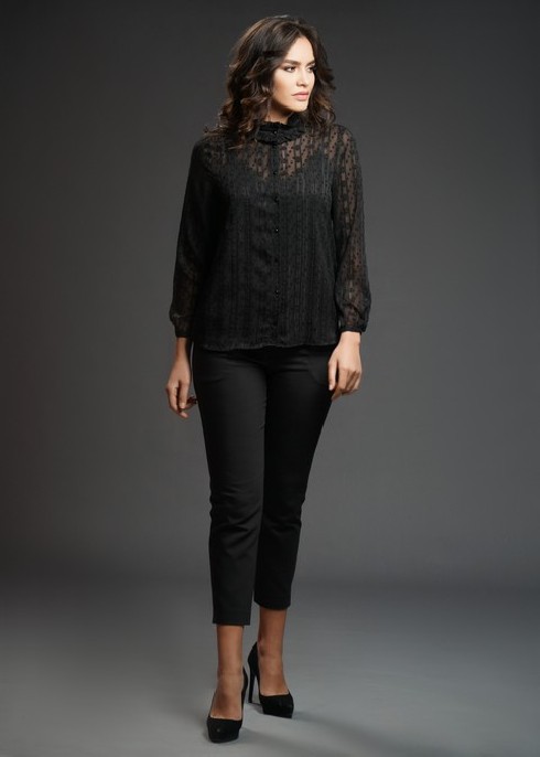 Blouse noire À COL VOLANT