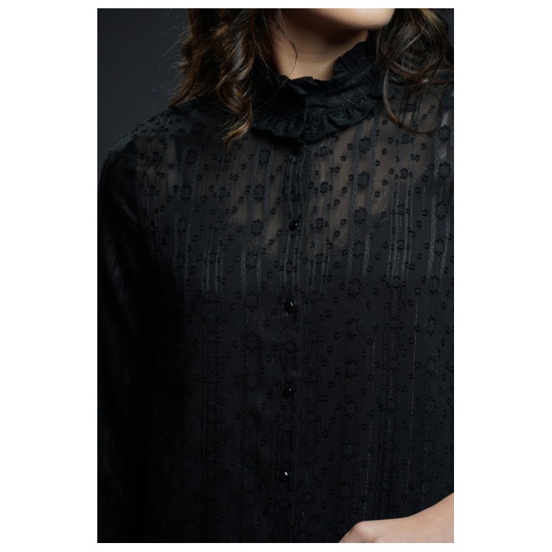 détails de la blouse noire À COL VOLANT