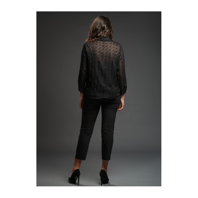 le dos de la blouse noire À COL VOLANT