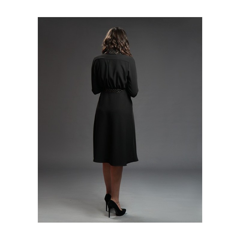 Robe noire avec ceinture, pour un look chic et raffiné.