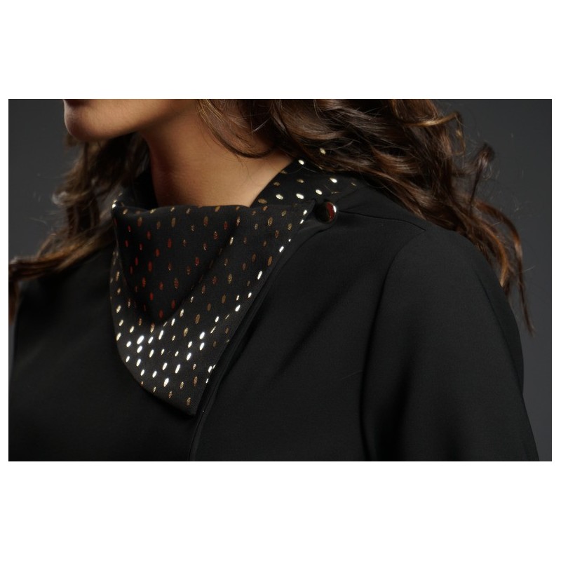 Détails de la robe à ceinture noire, une pièce tendance et sophistiquée.