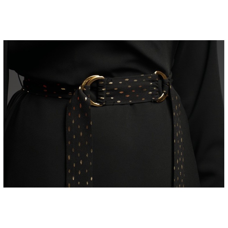 Détails de la robe à ceinture noire, une pièce tendance et sophistiquée.