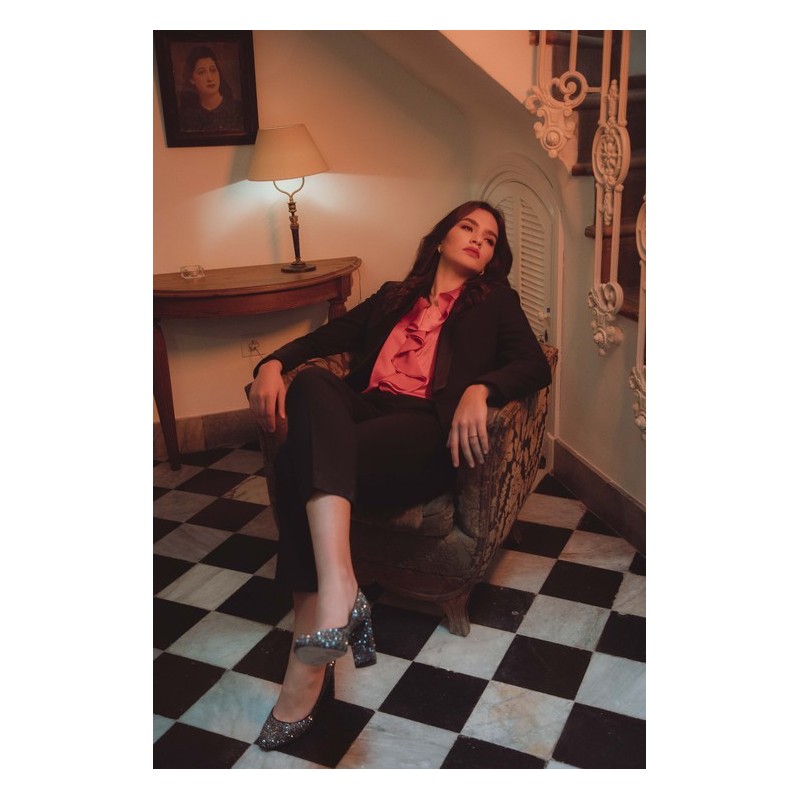 Pantalon noir, idéal pour différentes occasions.