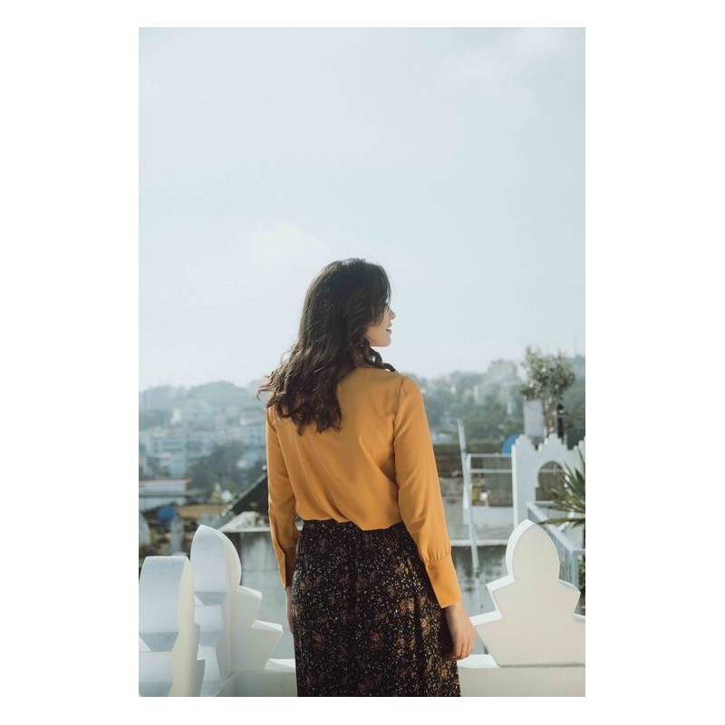 Chemise dans une nuance de marron clair avec col à nœud.