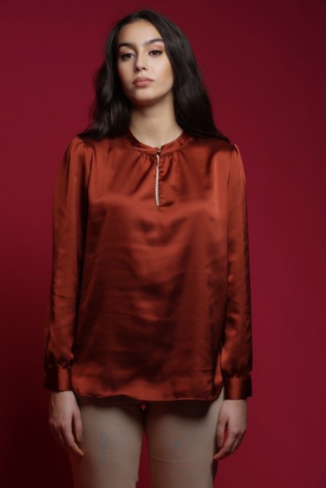Blouse d'une couleur terre cuite