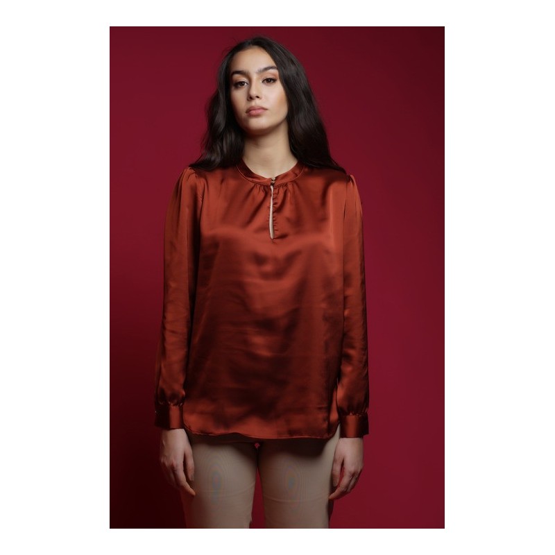 Blouse d'une couleur terre cuite