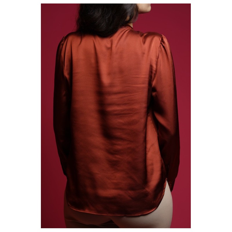le dos de la Blouse d'une couleur terre cuite