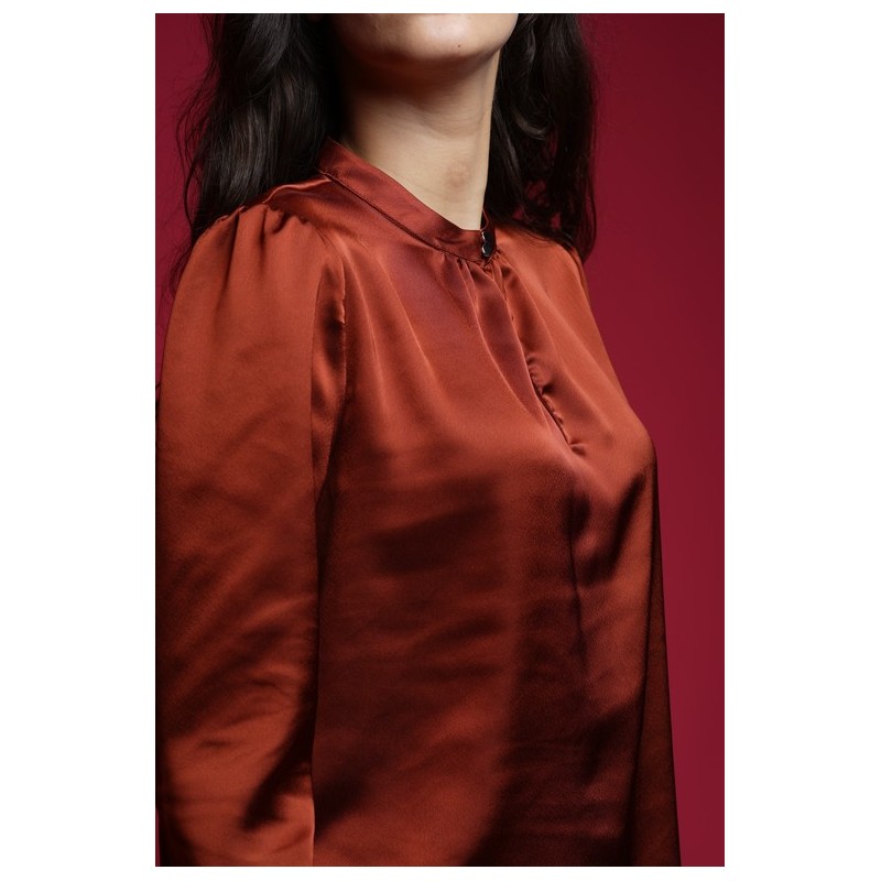 Blouse d'une couleur terre cuite