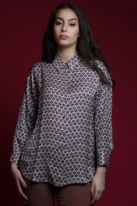 Chemise à manches longues imprimée marron et blanche.