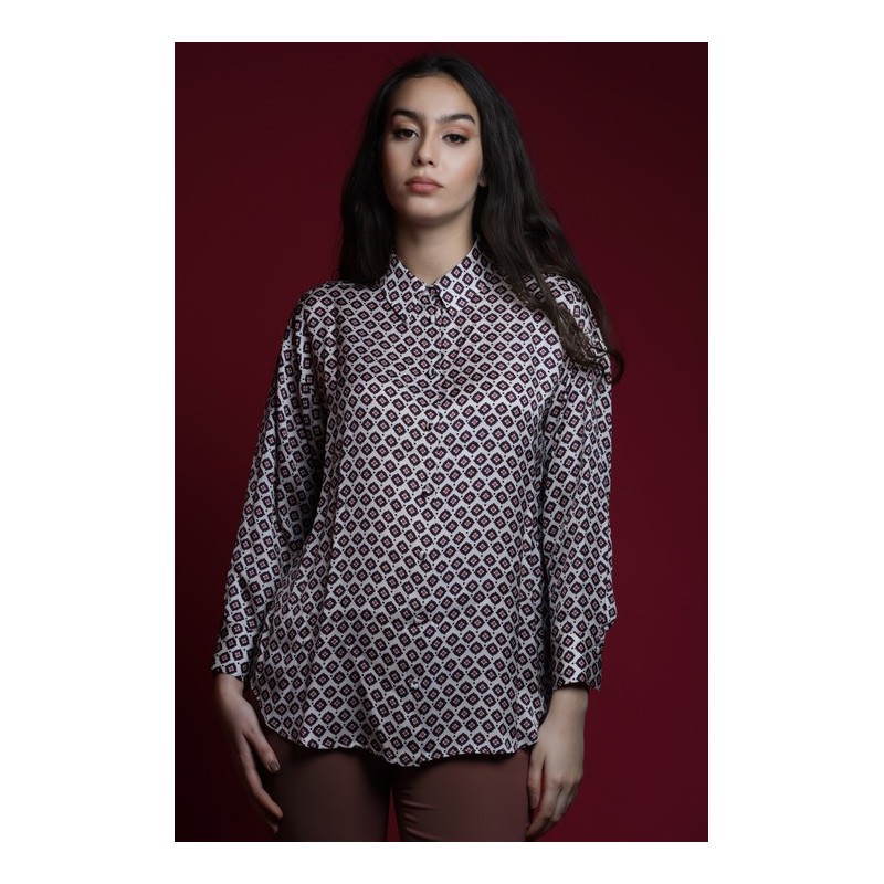 Chemise à manches longues imprimée marron et blanche.
