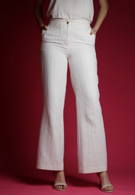 Pantalon blanc cassé pour femmes, une nuance douce et élégante.