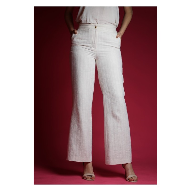 Pantalon blanc cassé pour femmes, une nuance douce et élégante.