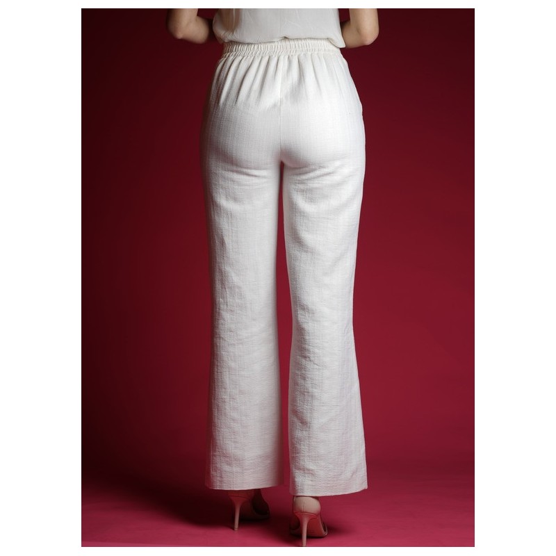 Pantalon blanc cassé, pour une allure délicate et chic.