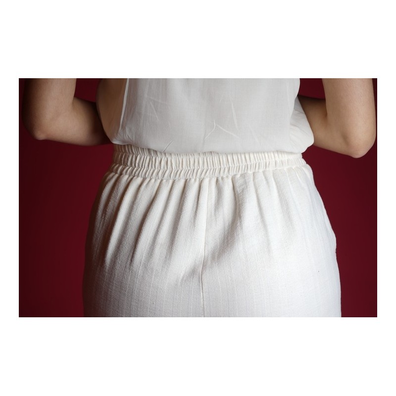 Détails du pantalon blanc cassé, une option raffinée.