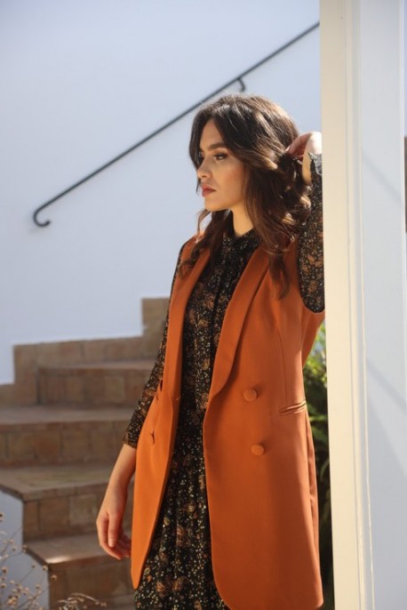 Gilet féminin dans une nuance d'orange dynamique.