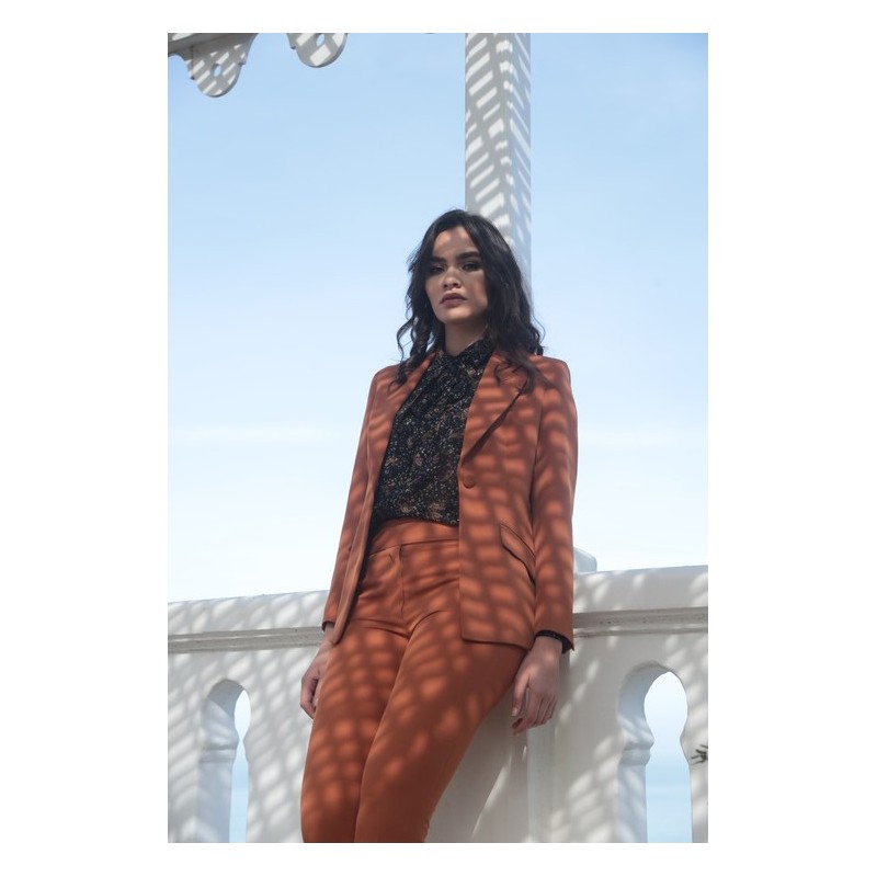 Pantalon en whisky, pour un look raffiné et sophistiqué.
